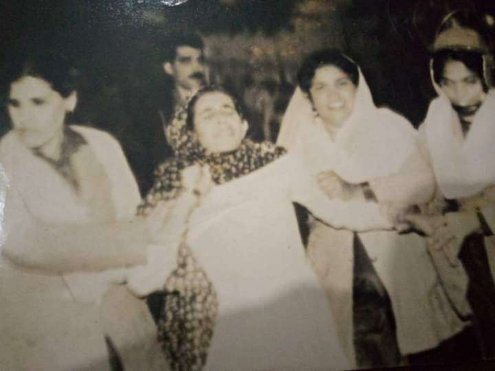 ArfaBhutto786's tweet photo. لاہور کی جیالی زبیدہ شاہین جن کی ساری زندگی پارٹی کیلئے جدوجہد میں گزر گئی تشدد سہا پر آہ تک نہیں کی، انکی طبیت اتنہائی ناساز ہے ڈاکٹرز جواب دے چکے ہیں، وہ اس حال میں بھی بی بی کے بیٹے @BBhuttoZardari کو پکار رہی ہیں۔ کہہ رہی ہیں وہ نا آسکا تو انکی تصویر میرے کفن پر رکھ دینا۔💔💔
 اللّه پاک چیئرمین صاحب سے ملنے کی انکی یہ خواہش ضرور پوری کرے! آمین