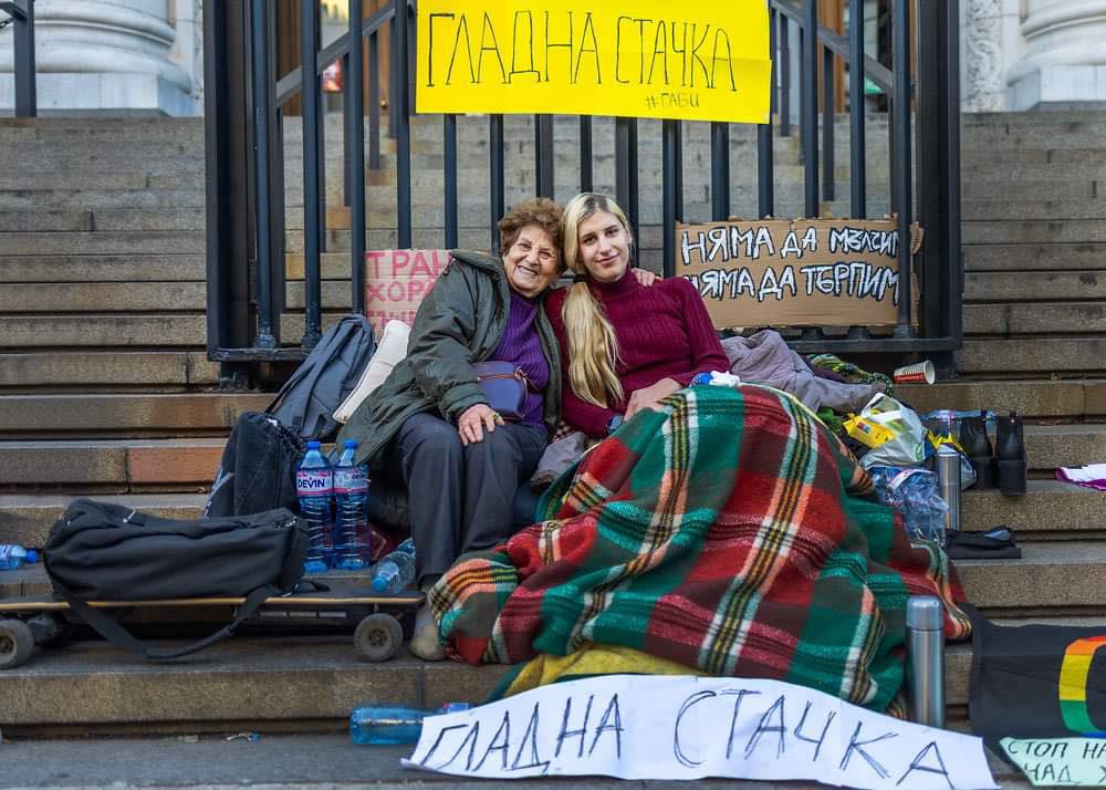 Положението на транс хората в България:

- Здравейте, какво желаете?
- Да ме прегледате, болна съм.
- Личната ви карта е на друг човек. Съжалявам, не може.
- Добре.

- Здравейте, може ли нова лична карта?
- Не.
- Защо?
- Поради морални съображения в българското общество.
- !?