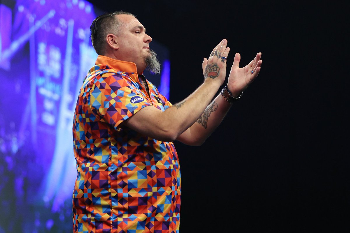 Shot_Darts's tweet photo. Stowe Buntz continues to impress in Wolverhampton. He returns to the stage tomorrow evening, facing Stephen Bunting for a spot in the semi-finals. #TeamShot https://t.co/hMlWl4kfqS