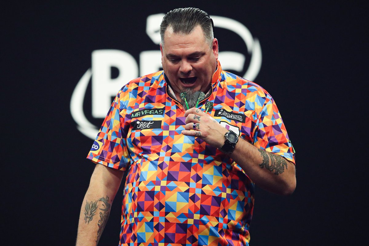 Shot_Darts's tweet photo. Stowe Buntz continues to impress in Wolverhampton. He returns to the stage tomorrow evening, facing Stephen Bunting for a spot in the semi-finals. #TeamShot https://t.co/hMlWl4kfqS