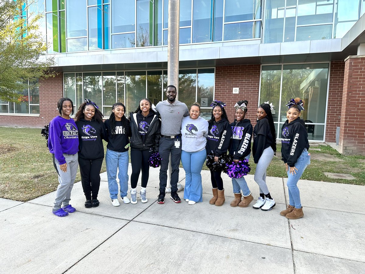 Thank you to our Friday Friends from <a href="/RV_cheerleading/">Ridge View High Cheer</a> 💜

Thank you for greeting our car and bus riders this morning.

#WeWIN
#MullerRoadIsHOME