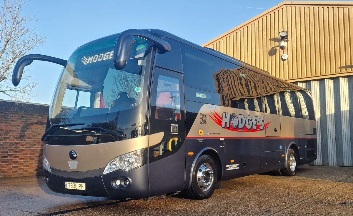 wellingtonsigns's tweet photo. Graphics done for @HodgesCoaches another great paint job done by @RussellsRefini1
#signs #vehiclegraphics #lookingsmart #coachhire https://t.co/uq8BKjAT4B