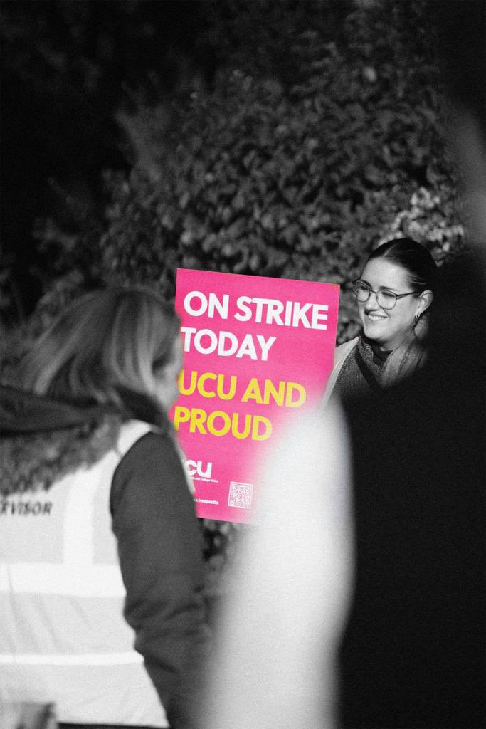 Some really stunning pictures from the Loughborough College UCU picket line. The branch asked me to thank @oubucu for loaning them their sound system, and their neighbours @LboroUCU for all the support. Thank you also to every HE member who has reached out to FE this week ✊