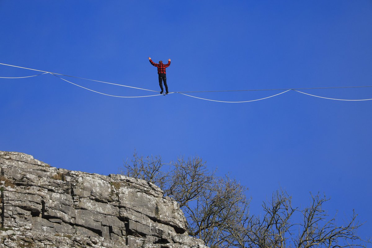 paulgray74's tweet image. You don't see that everyday! #Malham #malhamcove #tightrope #Yorkshire