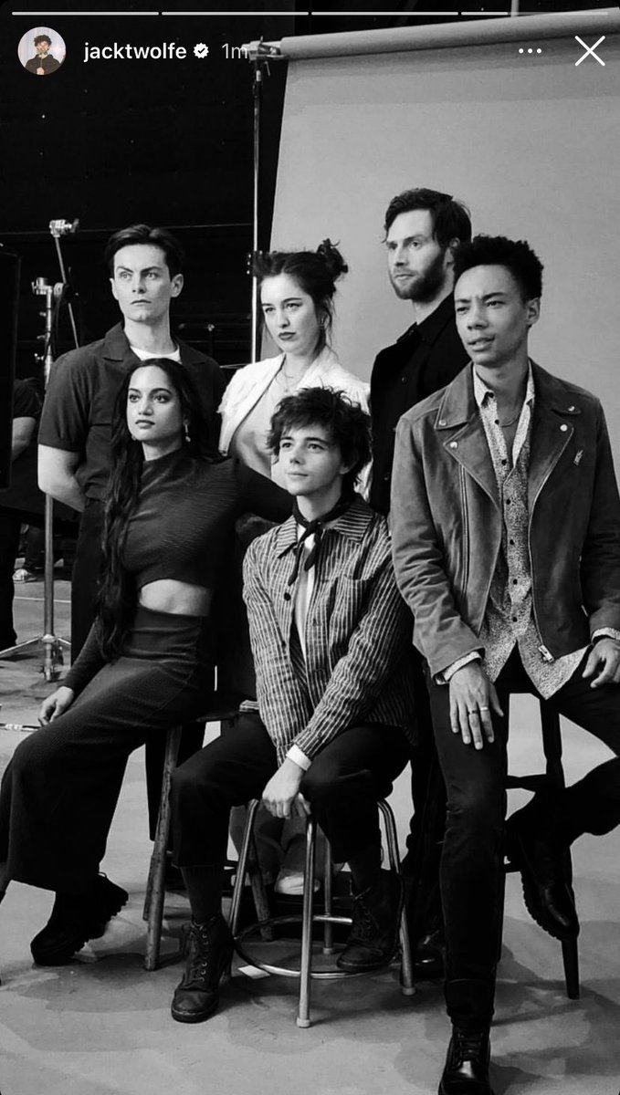 MissKanej's tweet image. THIS PICTURE REVEAL WAS SUPPOSED TO BE ABOUT THE SIX OF CROWS ANNOUNCEMENT! NOT THIS- I CANNOT- 😭😭😭 
#SaveSixOfCrowsSpinoff #SaveShadowAndBone