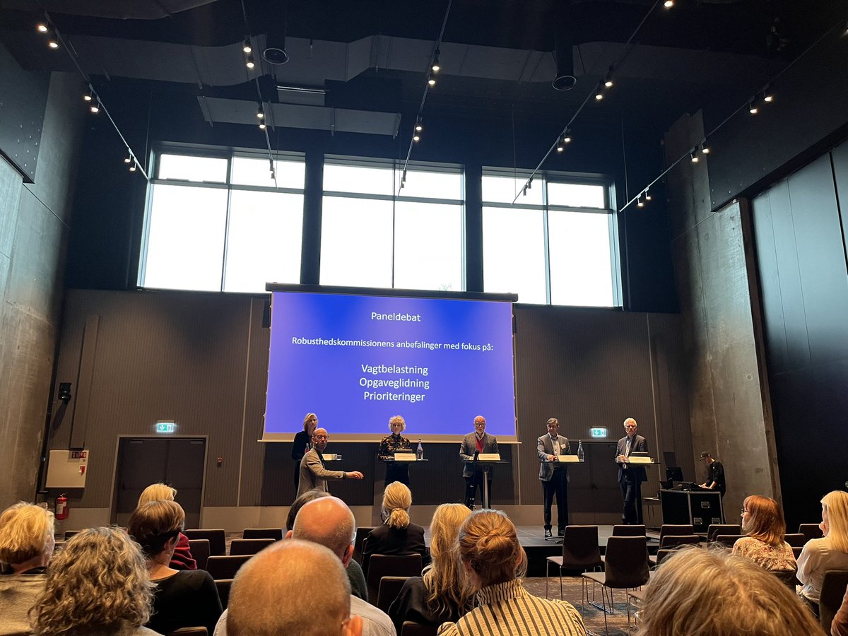 Paneldebat på #DKS2023 - hvordan sikrer man fremtidens sundhedsvæsen? Meget vigtig diskussion omkring et svært udfordrende emne🗣️