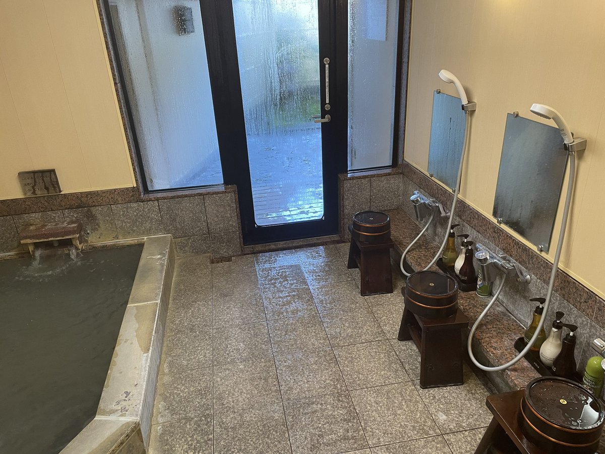 voshans's tweet photo. Geen Japanse herberg (#ryokan) in het berglandschap zonder (publieke) #onsen (baden binnen en buiten met op natuurlijke wijze verwarmd bronwater). Vóór het gezonde eten, erná, en tussendóór: badderen, badderen, badderen. Zo word je in #Japan 100 jaar oud. Ook in #Seryo in #Ohara. https://t.co/1GbidyXaAR