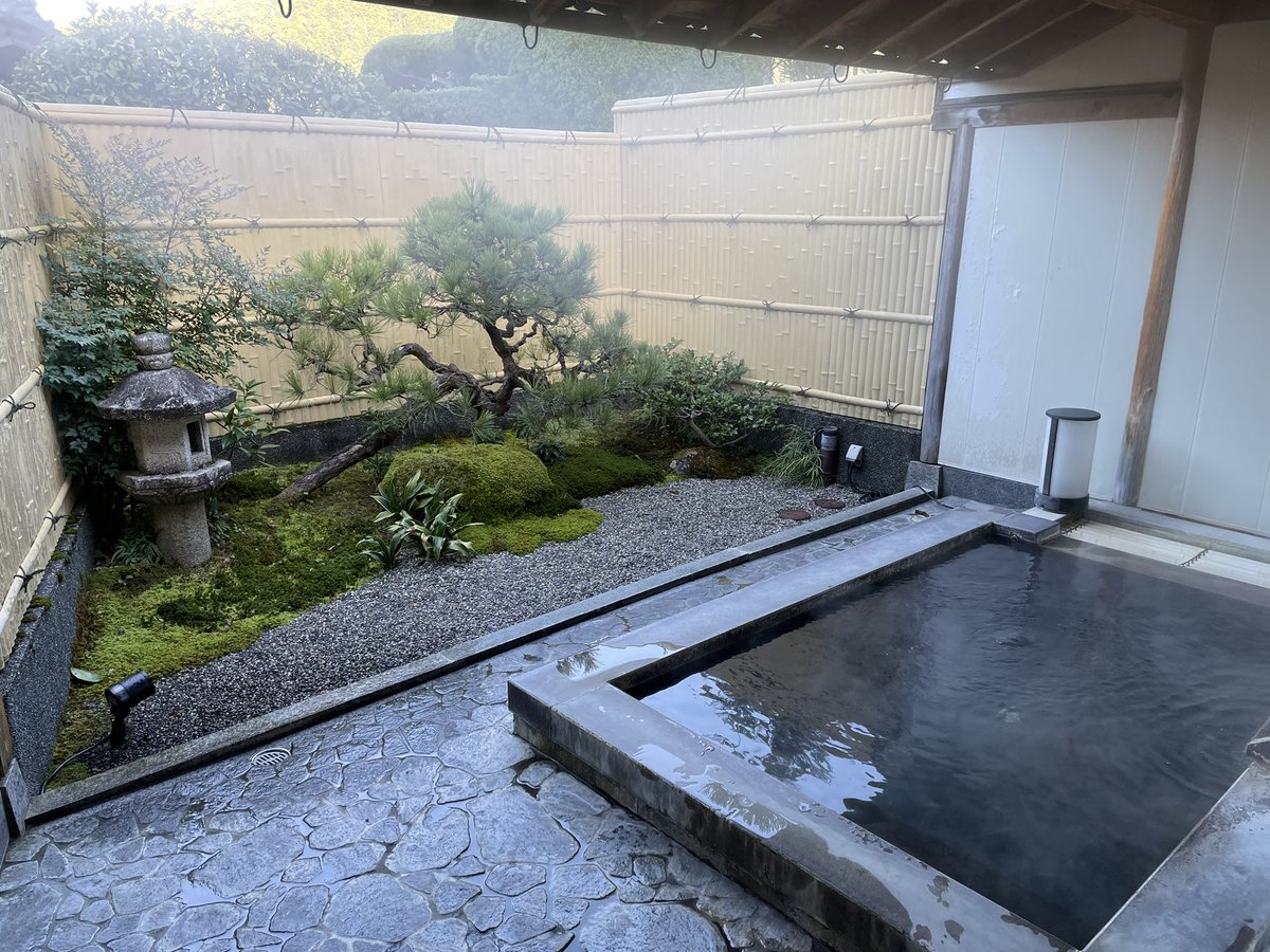voshans's tweet photo. Geen Japanse herberg (#ryokan) in het berglandschap zonder (publieke) #onsen (baden binnen en buiten met op natuurlijke wijze verwarmd bronwater). Vóór het gezonde eten, erná, en tussendóór: badderen, badderen, badderen. Zo word je in #Japan 100 jaar oud. Ook in #Seryo in #Ohara. https://t.co/1GbidyXaAR