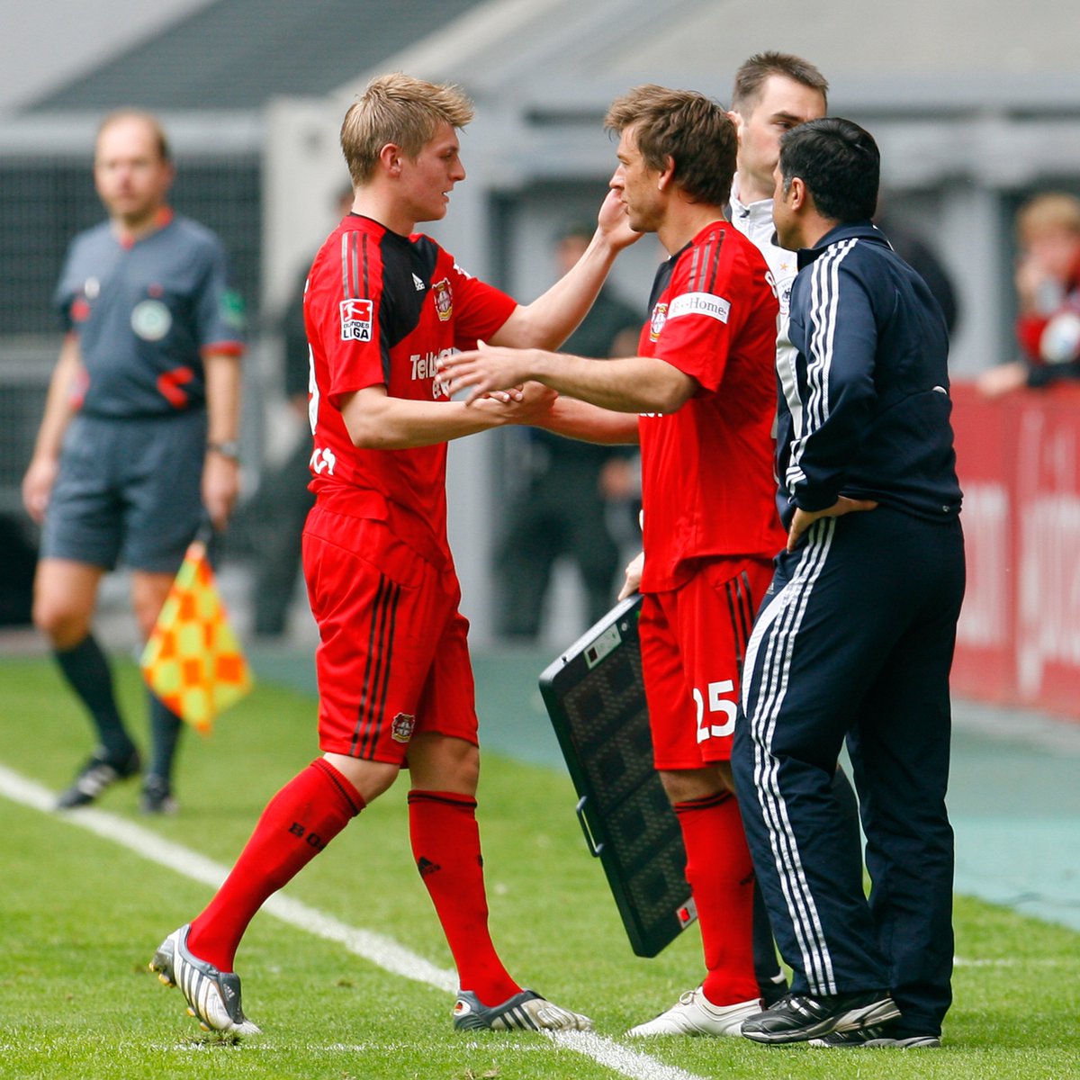 bayer04fussball's tweet photo. @flo_m36 Die letzte, legendäre Autogrammkarte - und #Schnix-Abklatschen mit @ToniKroos beim Comeback. 🥹 https://t.co/Bv5RSLvYHx