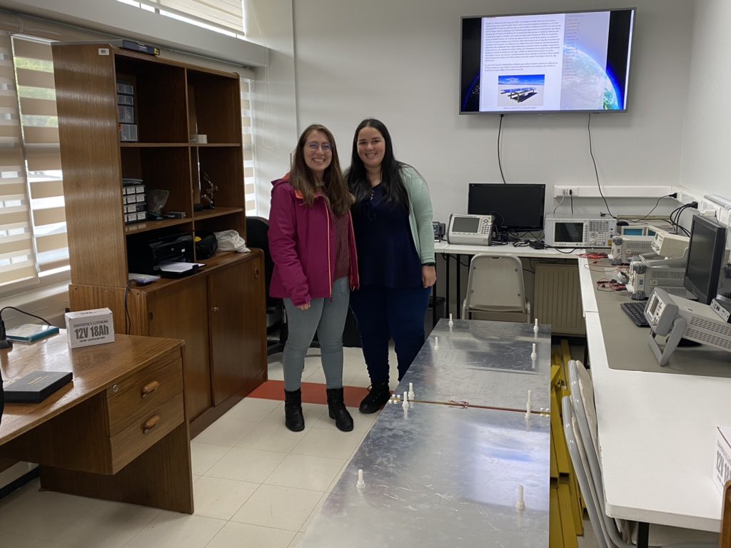 Lab_Astro_UCSC's tweet image. Hemos tenido una muy grata visita hoy! @terepaneque conoció los avances del radio telescopio MIST y la antena construida y caracterizada por @CinthiaMakaren1