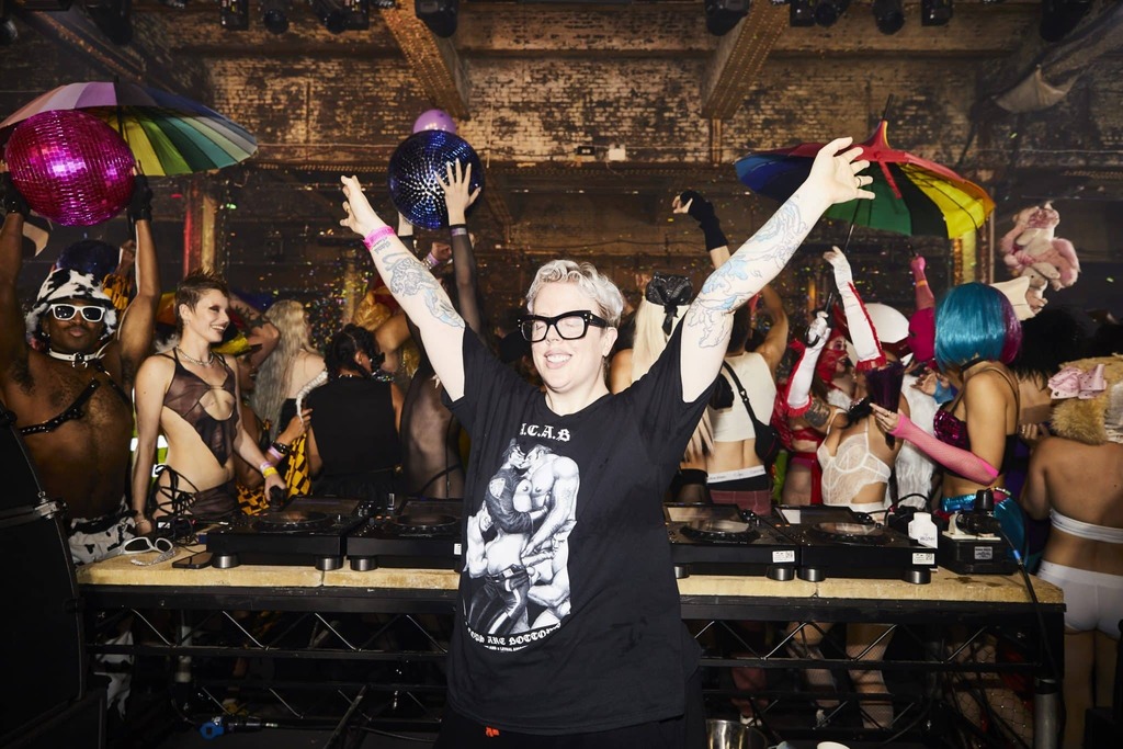 MISTER_MIXMANIA's tweet photo. The Blessed Madonna droppen sehnsüchtig erwartete EP “Carry Me Higher”!

     #musiknews #CarryMeHigher #TheBlessedMadonna #NuDisco #Dance #DeepHouse
Foto Credits: Eva Pentel, WMG / The Blessed Madonna 
Alles lesen -> https://t.co/johzjcjbTp https://t.co/vcaLngogCq