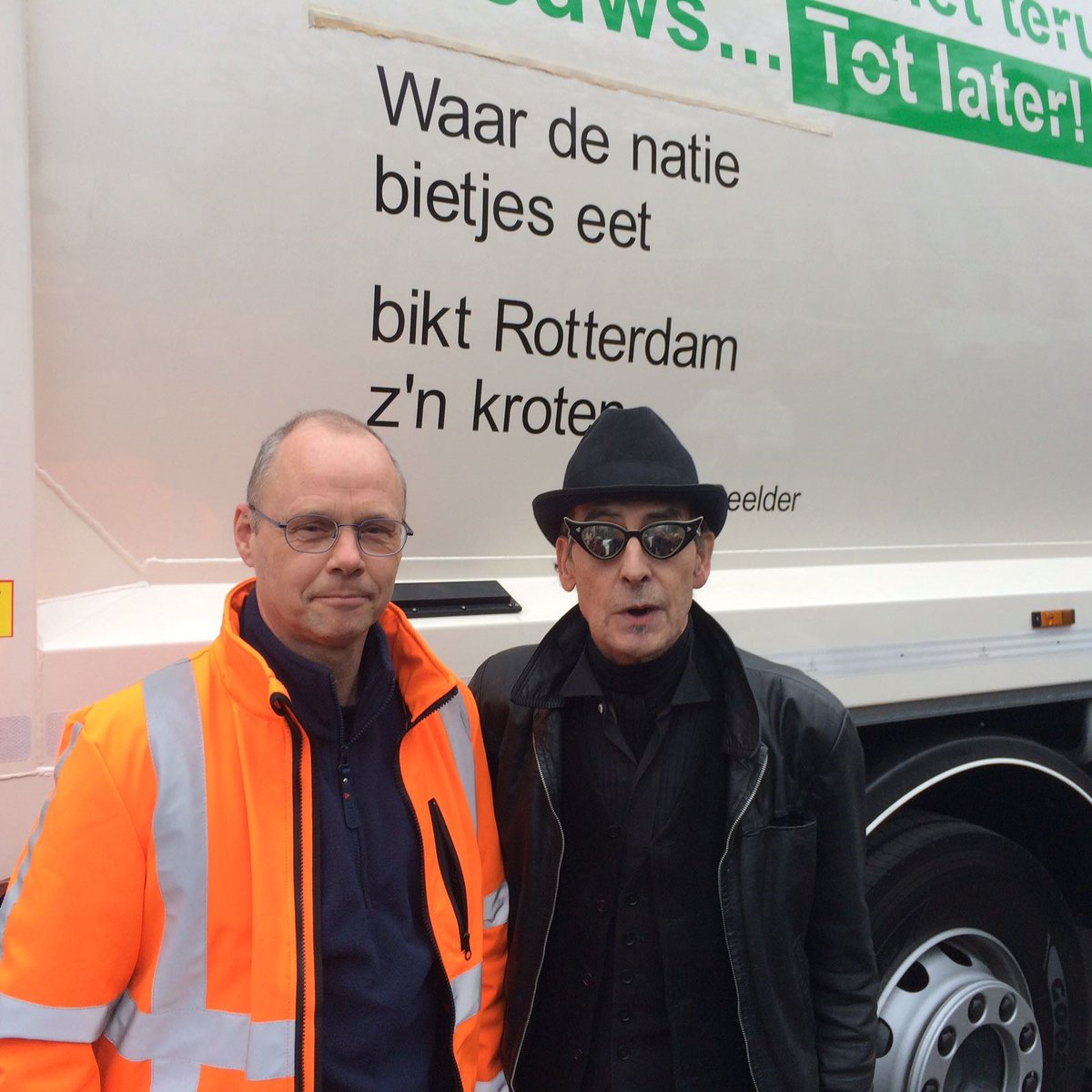 Jules Deelder zette in 1988 de eerste regels op een Rotterdamse vuilniswagen, 35 jaar geleden dus. 

Vanwege dit jubileum is er een dichtwedstrijd voor middelbare scholieren. De winnende regel komt op een vuilniswagen.

 👉 poetryinternational.com/nl/het-gedicht…

Inzenden kan tot 15 december.