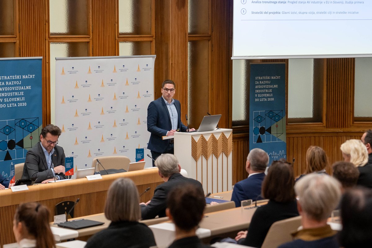 Napredek avdiovizualne industrije v Sloveniji je možen samo s celovito prenovo področja, so bili jasni udeleženci posveta Razvoj avdiovizualne industrije v Sloveniji do leta 2030.

Več na: ds-rs.si/sl/novice/razv…

<a href="/ZDSFU/">Zveza društev slovenskih filmskih ustvarjalcev</a> #Deloitte <a href="/Directors_SI/">DSR</a> #AVindustrija
Foto: Benjamin