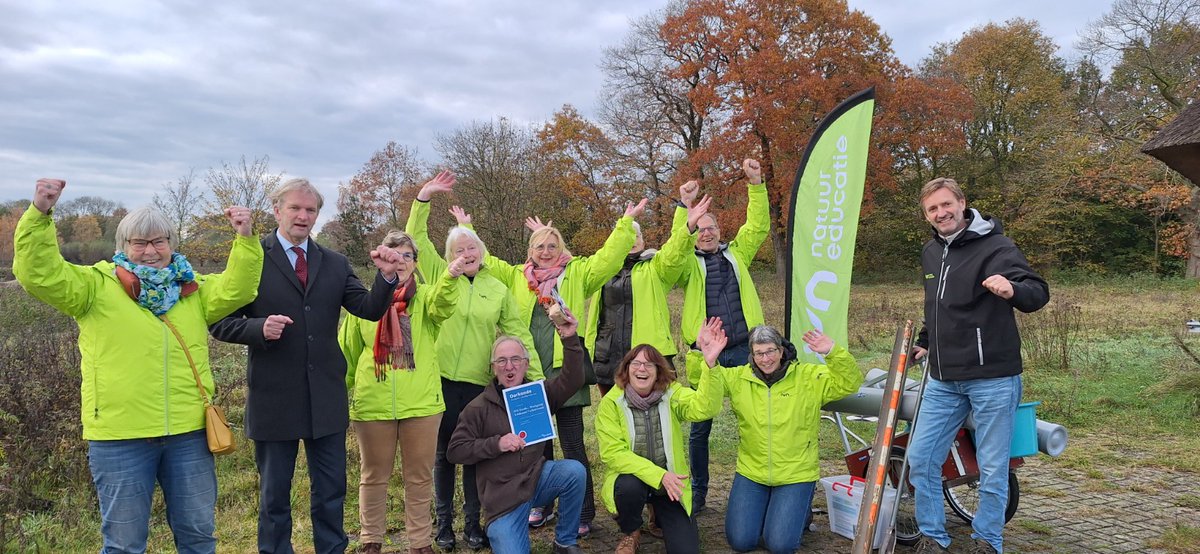 Trots op alle vrijwilligers🌿💚! Vandaag is de #GroeneVrijwilligersprijs aan de #Plantenwerkgroep van de @knnv en @IVNDeventer uitgereikt door @Woordvoerdercdk @AndriesHeidema.