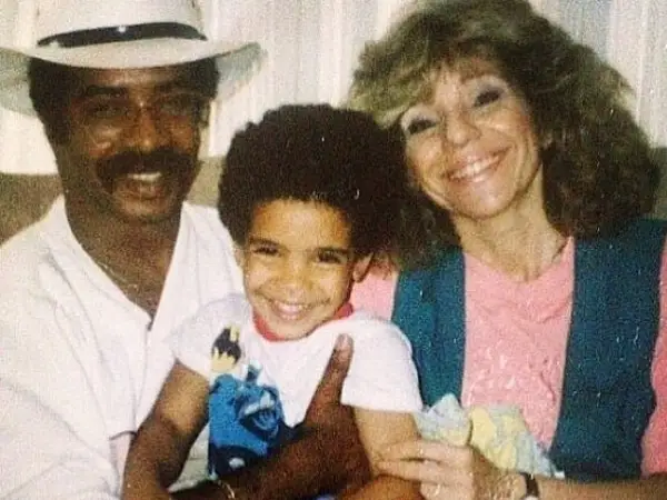 SiteDrakeBrasil's tweet photo. A QUESTÃO RACIAL ✊🏾

Em 'Wick Man', Drake fala:

'América Branca diz que estou me tornando uma ameaça, 
a América Negra ama lembrar de como minha mãe é, como se eu fosse esquecer
Eu nunca sou o suficiente
Para a consternação deles, estou subindo de nível'

Não é a primeira vez que Drake fala sobre como já se sentiu com relação à sua etnia e descendência, em 'You & the 6' ele também fala:

"Eu costumava ser provocado por ser negro
agora que estou aqui, não sou negro suficiente."