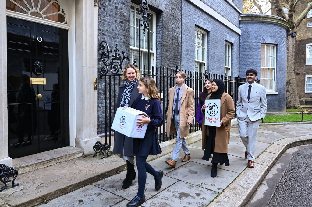 Members of Youth Parliament joined @UKSustain and other partners to take a message to @10DowningStreet, 

#SayYes to #SchoolFoodForAll. Every child deserves access to nutritious food to support their learning. 
#FreeSchoolMeals #UKYPHoC