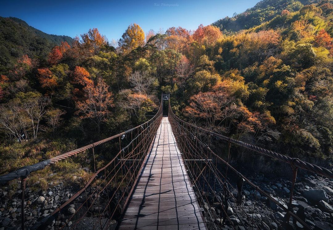 There is no better scenery than in memory, so the best thing is not to revisit the same place.