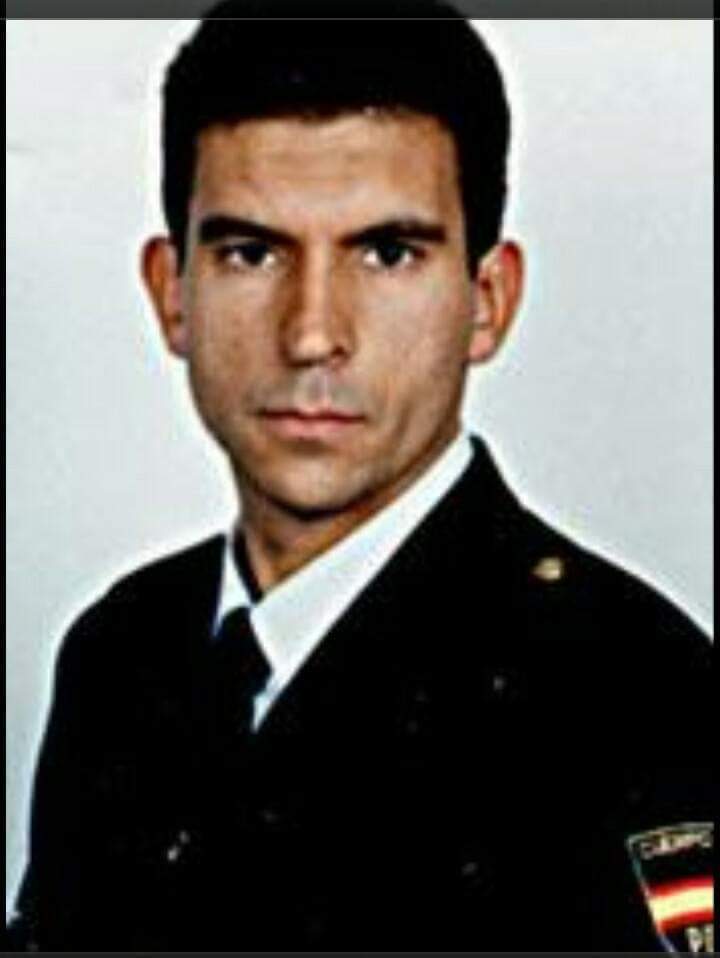 ConsuorF's tweet photo. #TalDiaComoHoy año 2000 los #GRAPO asesinaron en #Madrid al @policia Francisco Sanz Morales. Se encontraba de servicio cuando dos terroristas le dispararon por la espalda en la nuca. Acababa de salir de un colegio donde se había entrevistado con la directora.

#memoriareciente🧵 https://t.co/sAyZYtV5fm