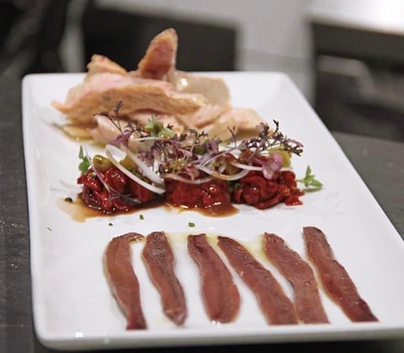 Anchoas y ventresca de bonito con morrones asados y guindillas, un entrante clásico de la carta del restaurante. 

#RestauranteCasaUrola #CocinadeTemporada #Parrilla #Pintxos #Producto #Food #CocinadeProximidad #Gastronomie #Foodlovers #Asador #Gastronomy #Donostia #SanSebastian