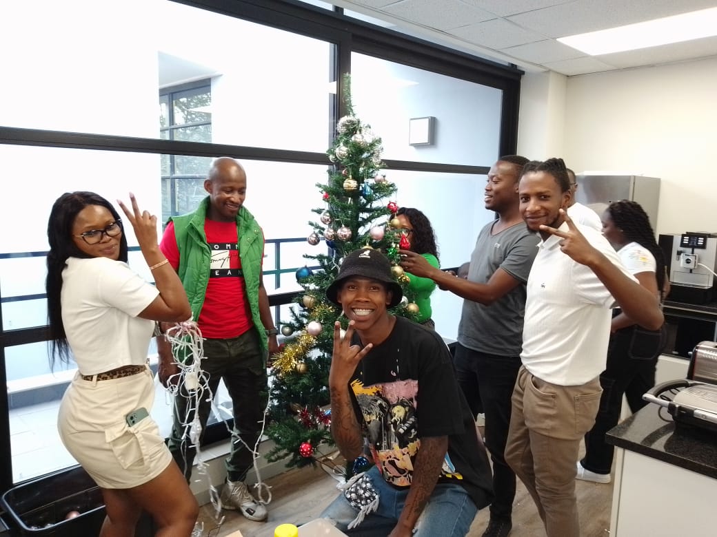 kerridgecs_za's tweet photo. Pizza, decorations and the festive season! Our support team gathered for some #pizza and a festive office decorating session. Not only did it boost morale and bring some joy to the workplace, but it also helped us bond as a team. #Kerridgecs #Festiveseason https://t.co/qryp1kbPoq