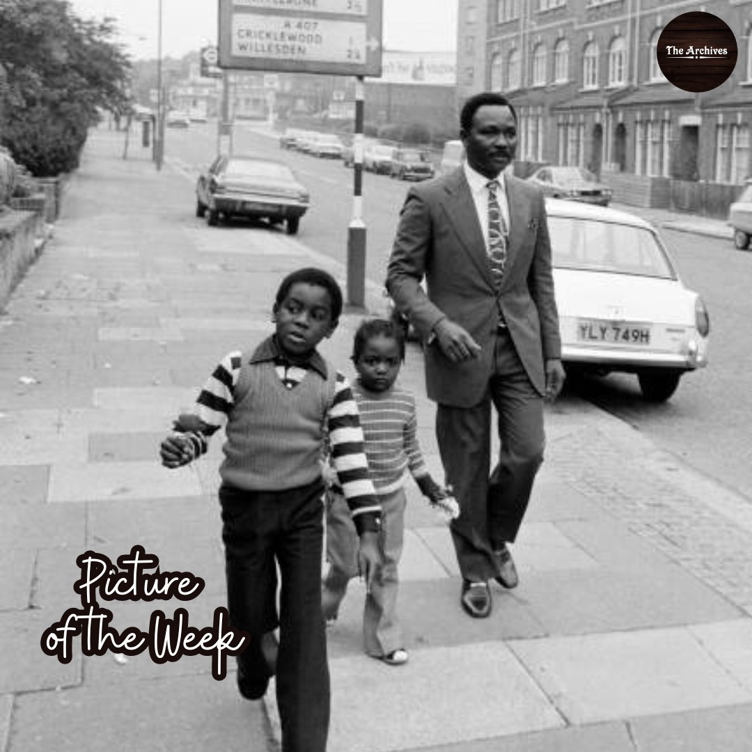 This #PictureOfTheWeek shows exiled Nigerian military leader, General Yakubu Gowon in London on 25th October 1975. He is flanked by his children, Ibrahim and Saratu.

#PictureOfTheWeek
#AfricanHistory
#Nigeria