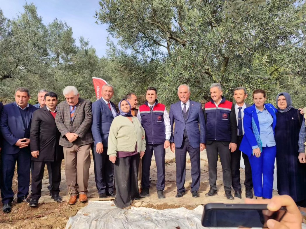 akkadinbilecik's tweet photo. Bayırköy Belde'mizin Sarmaşık Köyü'müzde  düzenlenen "Zeytin Hasadı"etkinliğine Başkanımız @HasitMutlu ,Belde Kadın Kolları Başkanımız Şükran ÜNAL ile birlikte katıldılar.
Değerli çiftçilerimize hasadlarının hayırlı ve bereketli  olmasını diliyoruz.
#AKPARTİBilecikKadınKolları https://t.co/aOpu44gzAZ