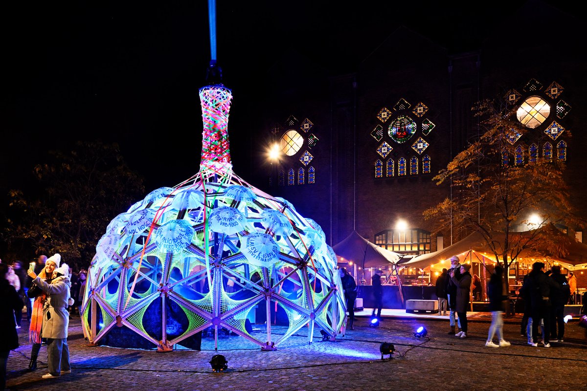 Het licht gaat uit! 🌃 GLOW 2023 is tot zijn einde gekomen. Een week vol betoverende gebouwen en stralende mensen, een onbeschrijfelijke reis. We hebben ervan genoten en hopen dat jullie dat ook deden! 🎉✨ #GLOW2023 #TheEnd