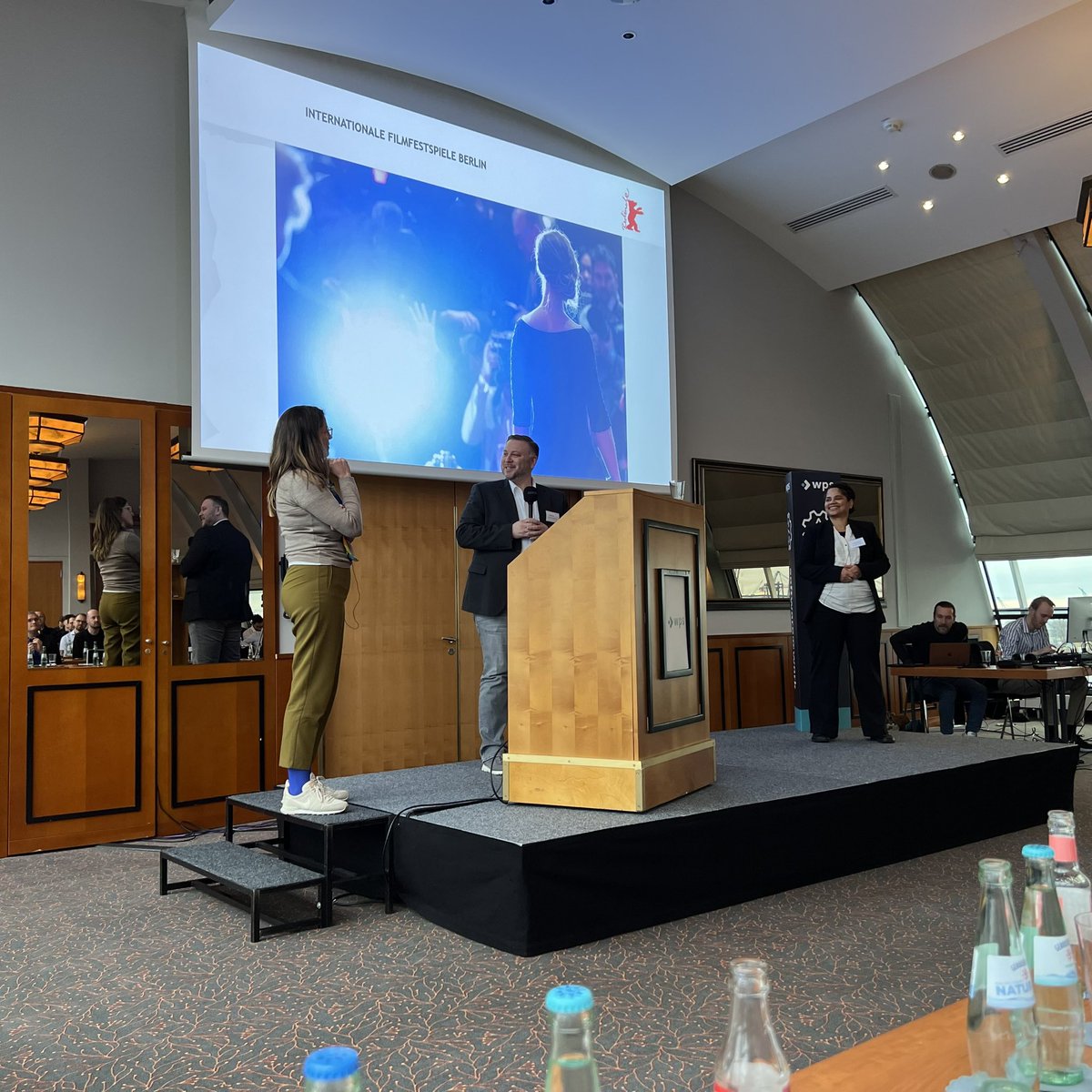 WPS goes roter Teppich! Kathrin Kuno, Tobias Oliev (beide <a href="/berlinale/">Berlinale</a>) und Dr. Dehla Sokenou (WPS, <a href="/wps_de/">WPS - Workplace Solutions GmbH</a>) stellen auf der Software@Work das BerlinalX-Projekt vor. Das ist… was wohl?… großes Kino! #berlinalx #sawconf