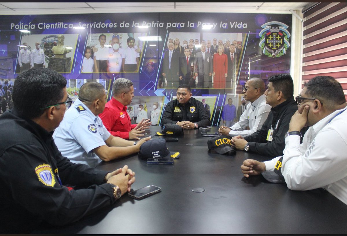 En las instalaciones del cuerpo de investigaciónes científicas,penales y criminalisticas de ciudad Guayana se llevó a cabo una mesa de trabajo con el G/D. Arteaga Simancas y el C/G. Douglas Farrera, director y subdirector de la policía del Edo Bolívar