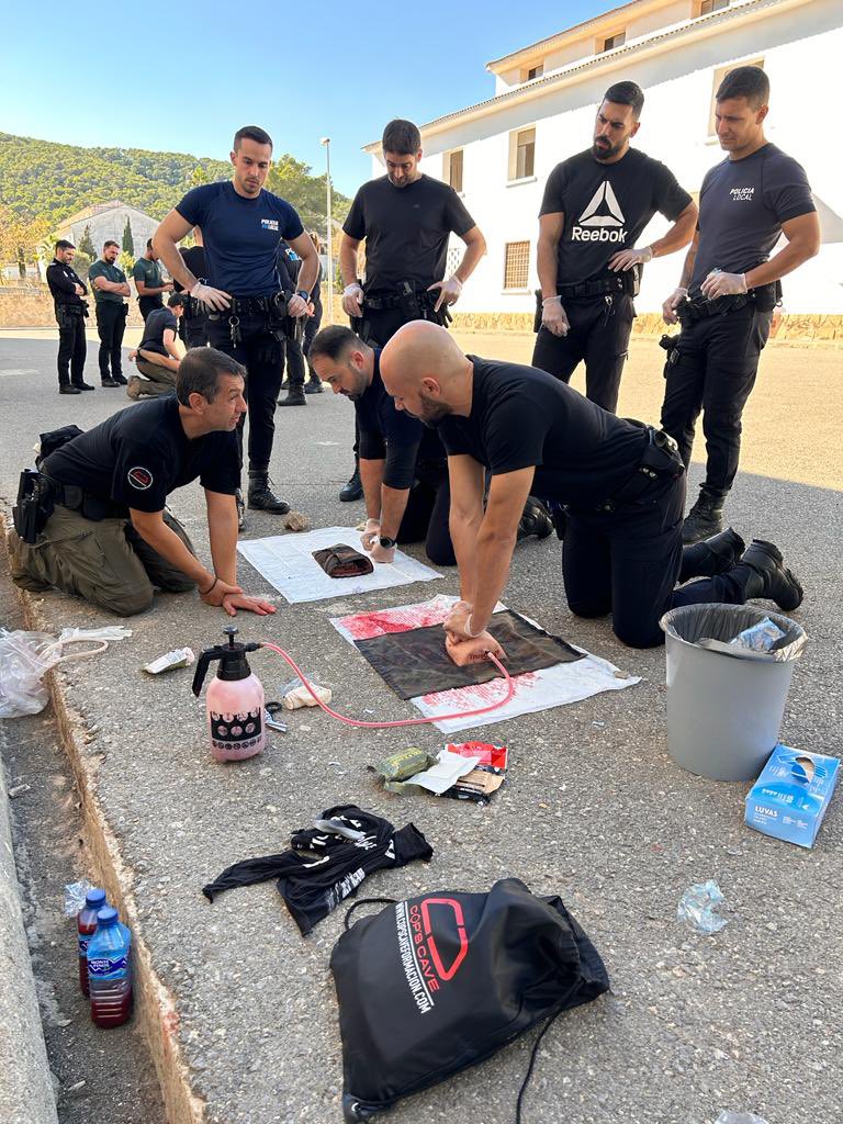 policiaeivissa's tweet photo. 👮🏻♂️Hoy hemos fortalecido nuestras habilidades asistiendo al Curso de Asistencia Sanitaria (ASPIT).
💪🏼Comprometidos con la formación continua para garantizar la seguridad de nuestra ciudad👮♂️
…
#FormaciónPolicial #SeguridadCiudadana #ASPIT #Eivissa https://t.co/tedt7EaXsB