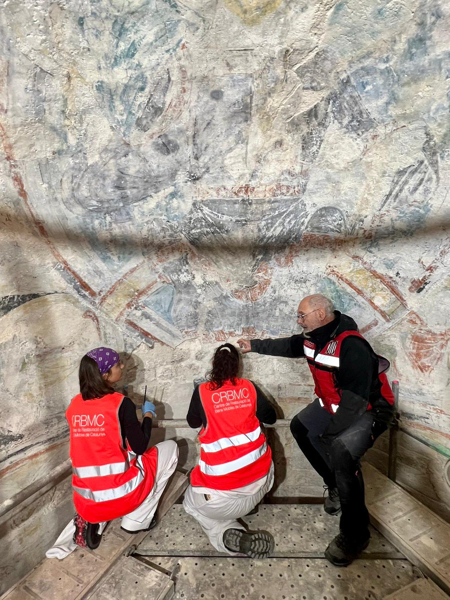 patrimonigencat's tweet photo. #Taüll900 Sant Climent de Taüll acull aquests dies una gran bastida. Els tècnics del Centre de Restauració de Béns Mobles de Catalunya duen a terme tasques de conservació preventiva de les restes pictòriques dels absis i les pintures sobre fusta i talles exposades a l'església. https://t.co/7SYvVl0UMS