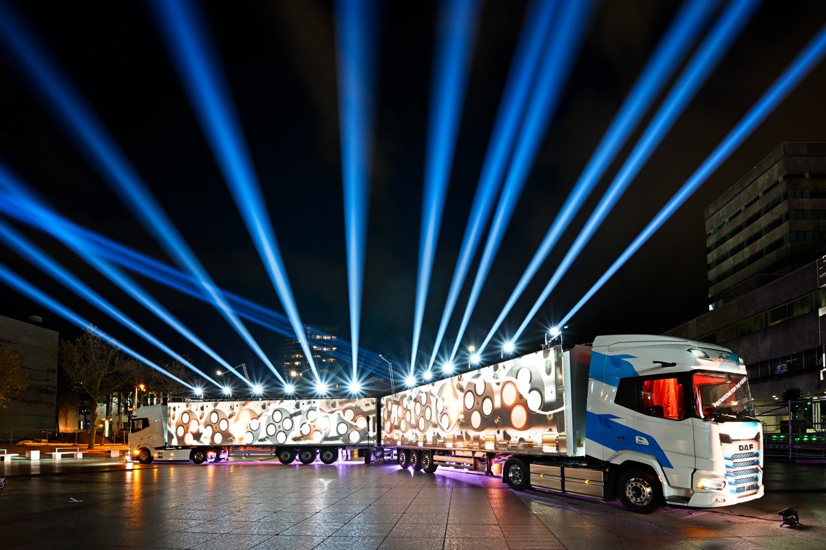GlowEindhoven's tweet photo. Wat een week! 💫 Bedankt aan iedereen die deel uitmaakte van deze onvergetelijke reis, jullie hebben deze magische week tot leven gebracht! Tot volgend jaar: 9 t/m 16 november 2024! 
⚙️ Kunstwerk 'SHAPE' - DAF
#GLOW2023 #GLOW2024 https://t.co/FZqa9QfSBo