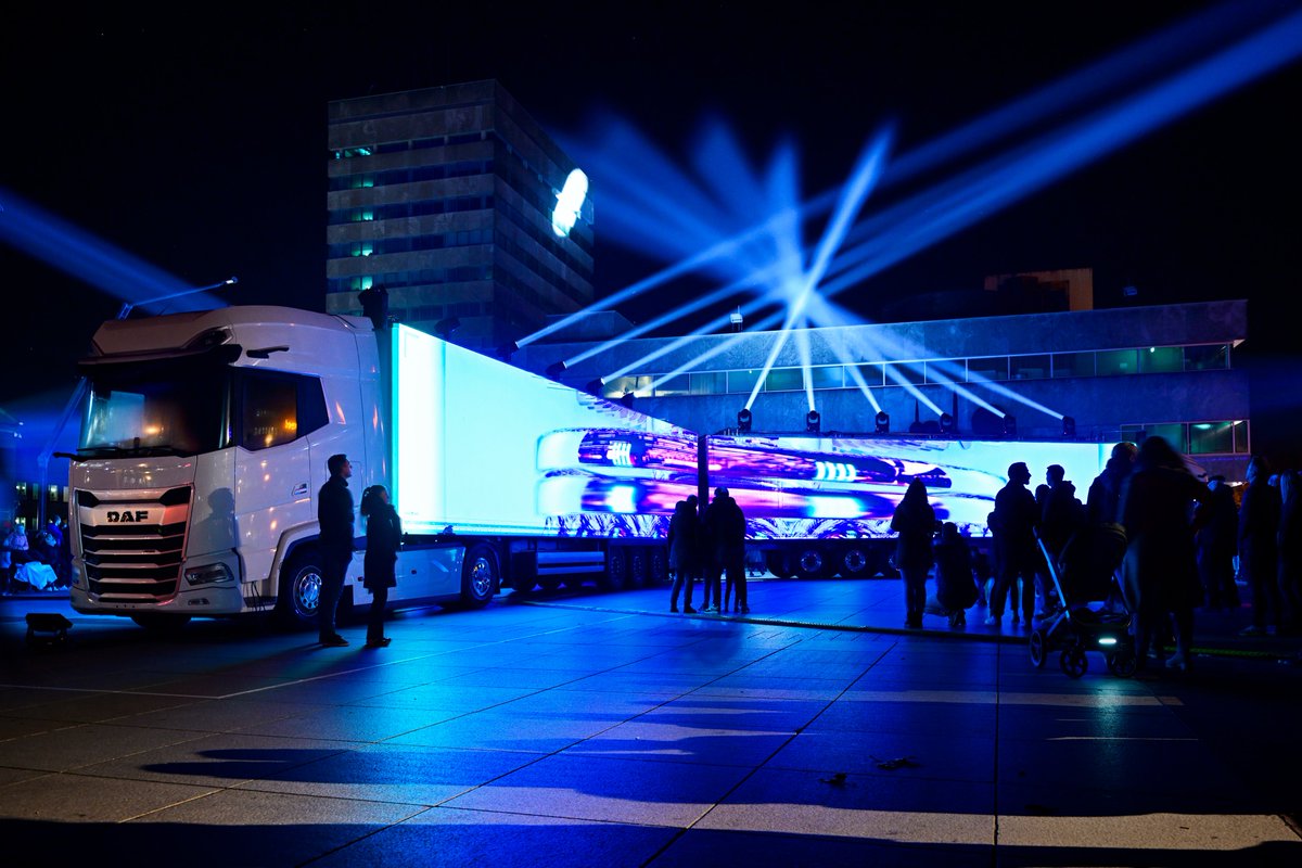 Wat een week! 💫 Bedankt aan iedereen die deel uitmaakte van deze onvergetelijke reis, jullie hebben deze magische week tot leven gebracht! Tot volgend jaar: 9 t/m 16 november 2024! 
⚙️ Kunstwerk 'SHAPE' - DAF
#GLOW2023 #GLOW2024