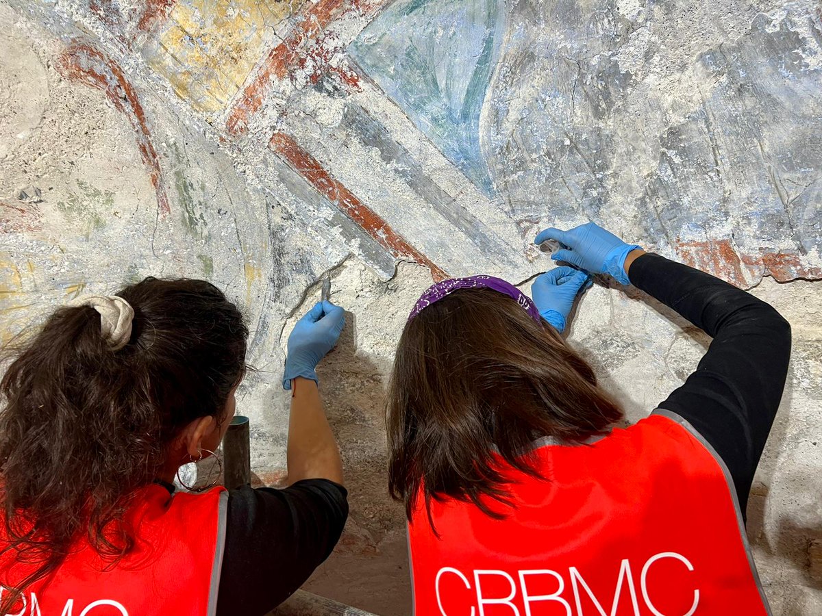 patrimonigencat's tweet photo. #Taüll900 Sant Climent de Taüll acull aquests dies una gran bastida. Els tècnics del Centre de Restauració de Béns Mobles de Catalunya duen a terme tasques de conservació preventiva de les restes pictòriques dels absis i les pintures sobre fusta i talles exposades a l'església. https://t.co/7SYvVl0UMS