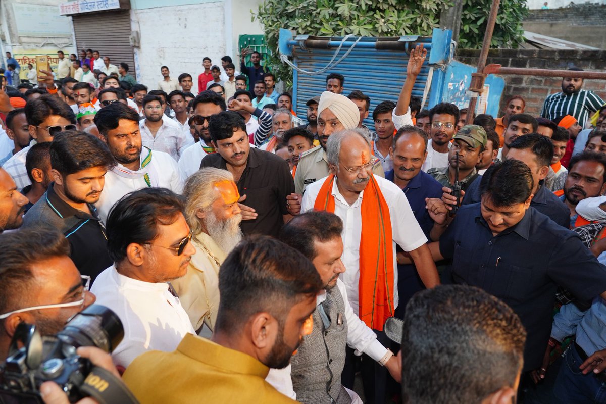 मतदान स्थल निरीक्षण के दौरान एक बूथ में मेरी चुनावी प्रतिद्वंदी पूज्य महंत रामसुंदर दास जी से भेंट हुई। मैंने चरण छूकर उनसे आशीर्वाद प्राप्त किया।