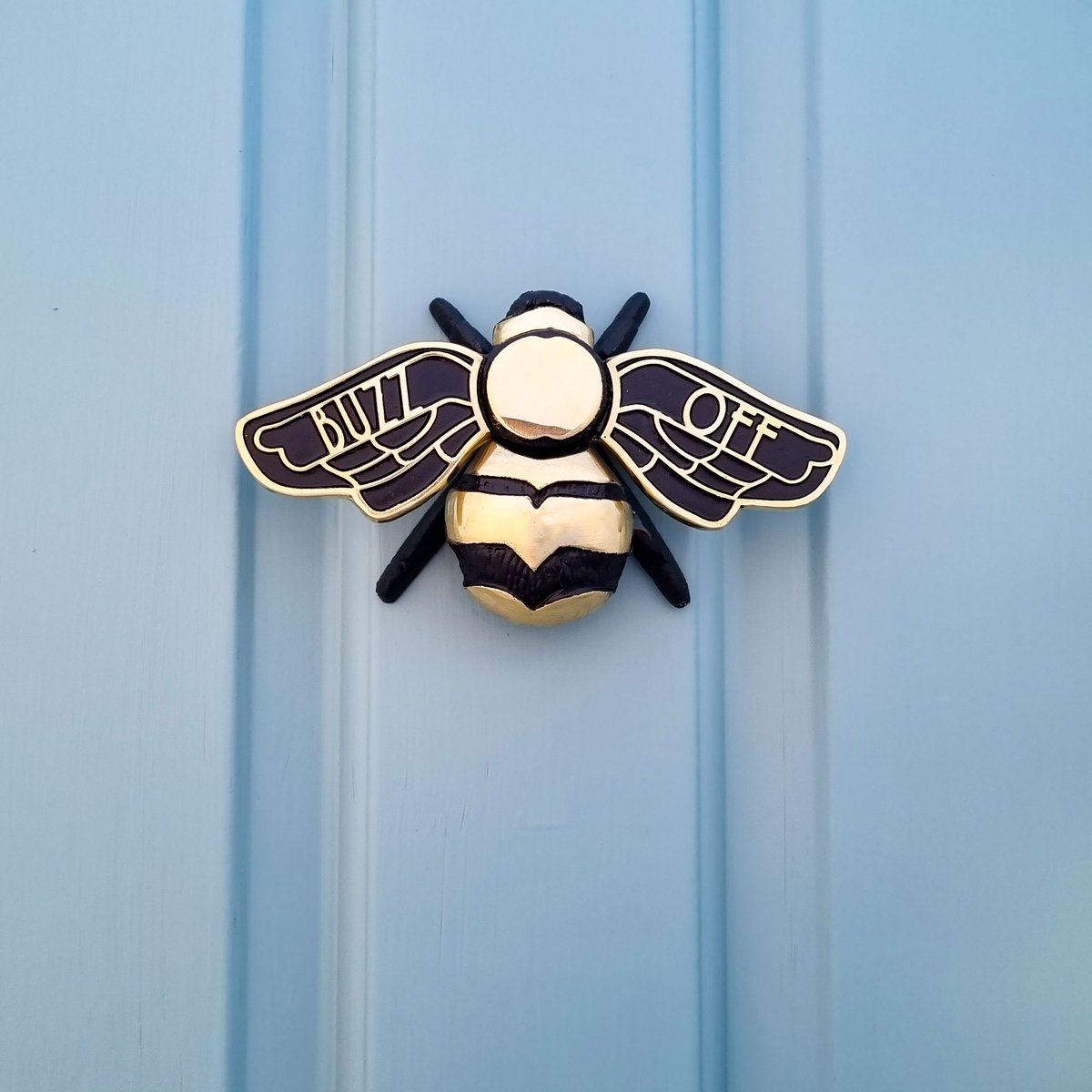 MetalFoundry's tweet photo. Sunday vibes captured perfectly by our Custom Bee Door Knocker!
Just like your favourite lazy day, it's the perfect way to say 'Buzz Off' with style 🐝✨

Customise your Bee Door Knocker with any message!

View our newest range on our website, https://t.co/T6HMi2nVFX https://t.co/KdHR2mm6nG
