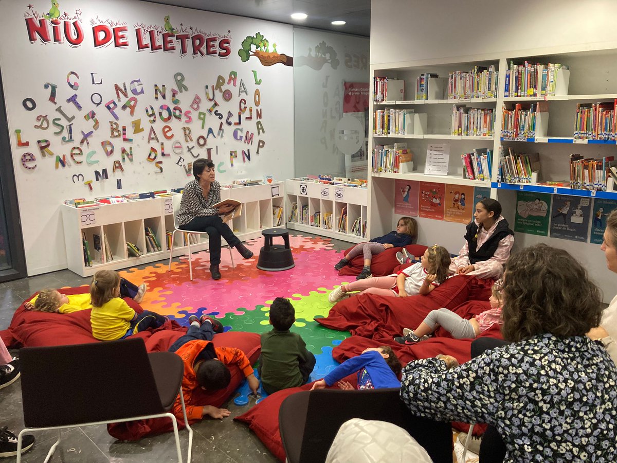 reusenques's tweet photo. Biblioteca Pere Anguera de Reus. Les Reusenques de Lletres Antònia Farré, Romana Ribé i Victòria Rodrigo han explicat els seus contes publicats al volum col·lectiu 'Contes de Vilaencanteri'
https://t.co/A11KJpklhS https://t.co/pwP58yYhZU