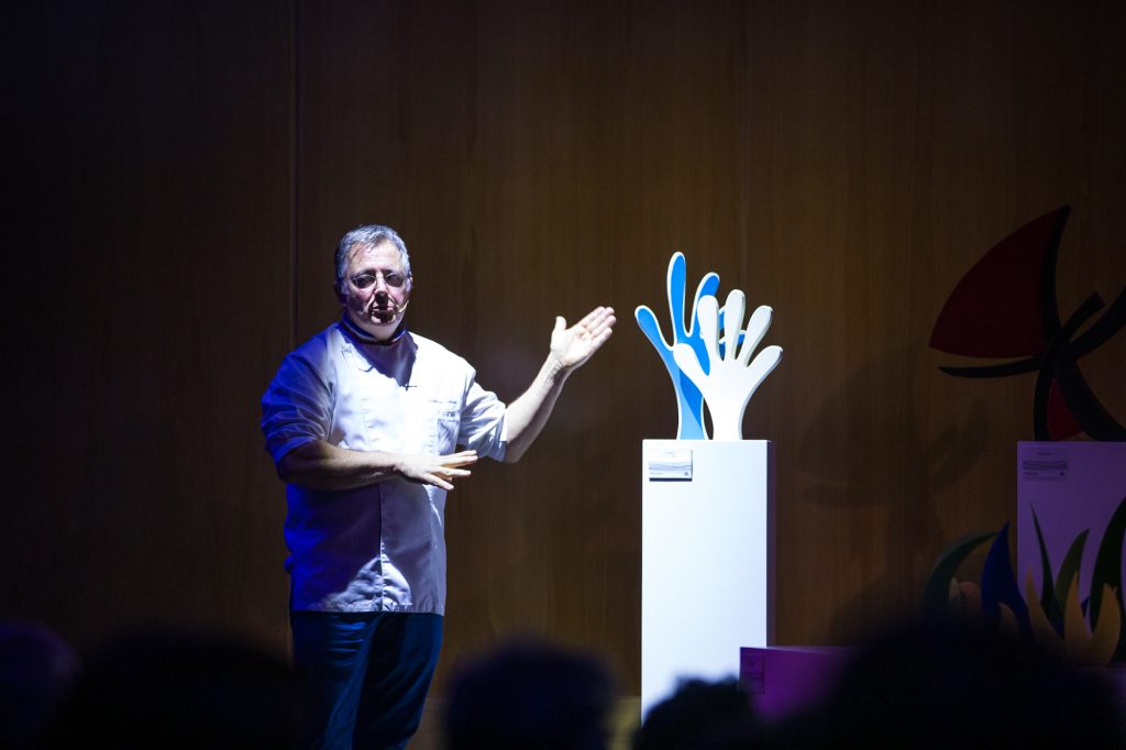 Jornada Belcolade en la Fundació Miró: el MOF Stéphane Leroux transforma las obras de Miró en chocolate dlvr.it/SyyR4B