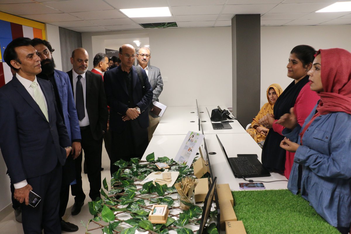 SDPIPakistan's tweet photo. 20+ teams and start ups presented their ideas on innovative and vibrant ideas related to #FoodSecurity Hackathon organized by SDPI and #CFLI, the themes included:
🥬Organic Dry Vegetables & Fruits
🌱Agri-Green Seeds
👩💻AI in Agriculture
🧬Bio Care
🥕Organic Food
💻Technology in Agriculture
📚Education and Nutrition
🌽Tech and Farming
🌻Solar Power and Agriculture
📈Sustainable Food for Soil
⬆Vertical Farming
💦Hydroponic Farming
♻Zero Agri waste
🍄Mushroom
📍Agricultural Mapping
🧪Nanotech and Agriculture