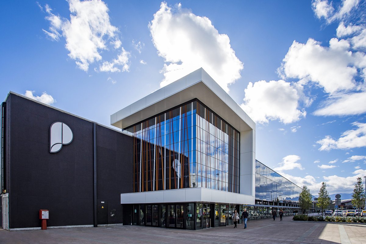 #NotadePrensa | El nuevo Paseo de la Seronda de Parque Principado abre este viernes sus primeras tiendas con la inauguración del primer establecimiento de Milbby en Asturias, la tienda más grande de España de Fútbol Emotion y La Casa de las Carcasas. 
atlanticacomunicacion.com/abren-las-prim…