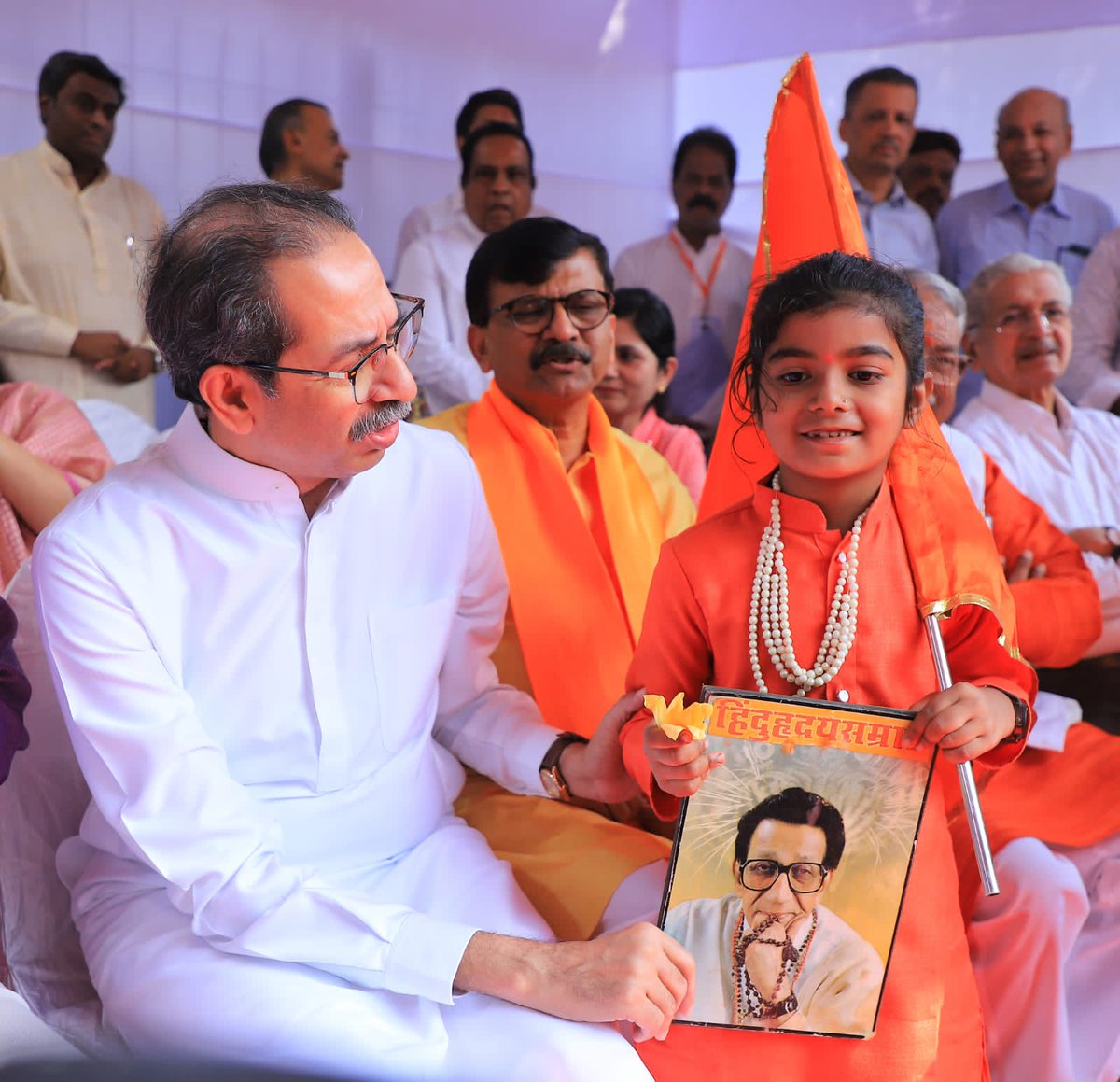 AUThackeray's tweet photo. माझं प्रेरणास्थान, माझं शक्तिस्थळ!

स्मृतीस शतशः वंदन! https://t.co/0r3aNnnyMZ