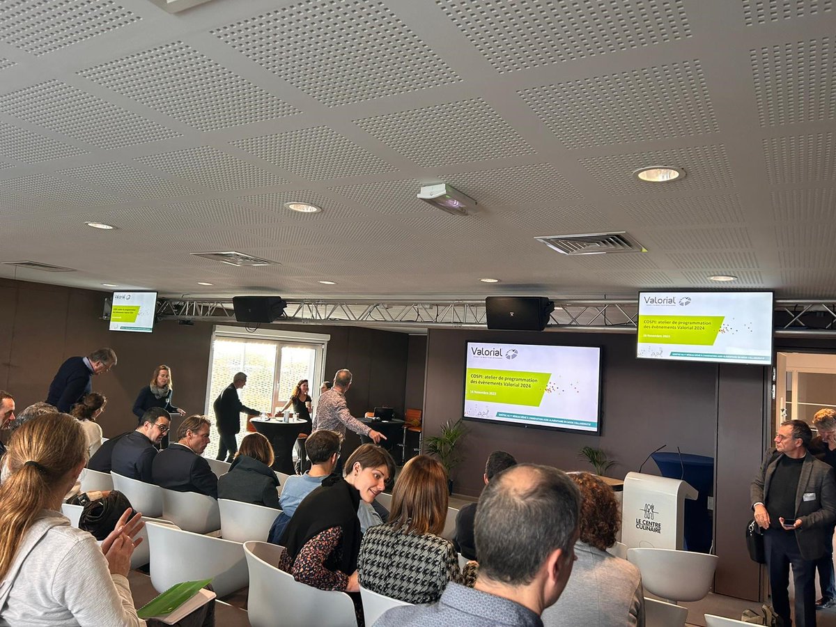 DetConsultants's tweet image. 📍 En direct du #COSPI de notre partenaire le @Pole_Valorial.

✨ 2 jours pour prendre de la hauteur sur les sujets de demain.

📌 Au programme : échange sur le calendrier événementiel et ses thèmes pour 2024 et des conférences prospectives sur l'#IA 🤖