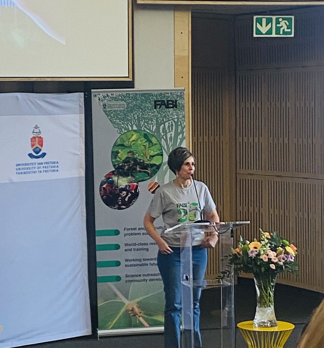 Fabiteam1's tweet photo. Dr Nanette Christie talking about the Forest Molecular Genetics Programme at FABI. The group was involved in sequencing the first genome of 𝘌𝘶𝘤𝘢𝘭𝘺𝘱𝘵𝘶𝘴 𝘨𝘳𝘢𝘯𝘥𝘪𝘴. @FMG_UP @NanetteChristie #FABI25 #FABIYEF2023 https://t.co/yKnDPO9doI