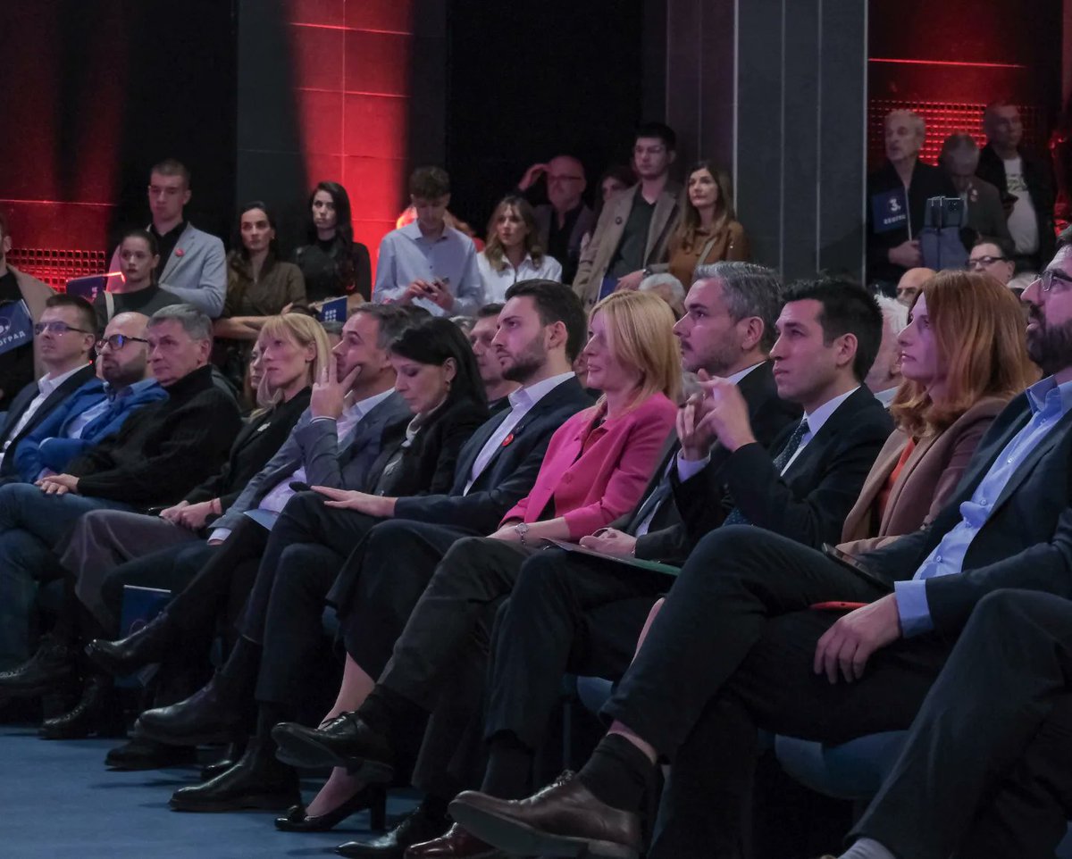 Krenuli smo u kampanju!💪🏽

Sinoć je održana prva konvencija liste Srbija protiv nasilja u Beogradu.

Pričajte sa poznanicima, prijateljima i porodicom. Zajedno menjamo Srbiju 17. decembra! 🇷🇸