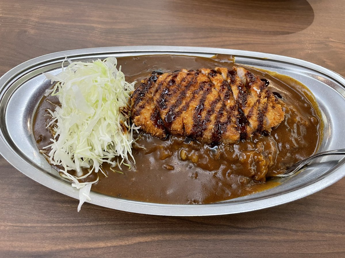 Pkobochannel's tweet photo. #チャンピオンカレー
#金沢カレー

Lカツカレージャンボ　1,060円
ご飯450g

頼んでからミスったか？と思ったが余裕だな。9分で完食

んーーー、旨い！！！🤤
北海道のインデアンカレーにベースは似てる https://t.co/9FeHVNQZy0