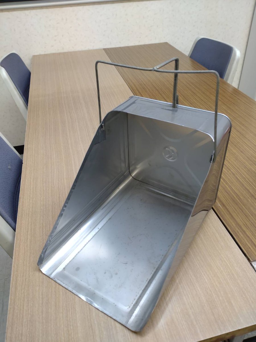 かつて、たい焼きのアンコがはいっていた一斗缶を再利用し、銚子電鉄