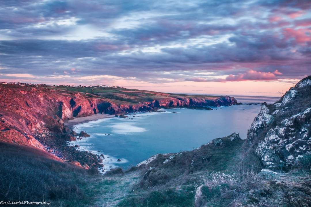 Kynance Cove #kynancecove #landscapephotography #ScenicViews #cornwall #lizardpoint #lizardpeninsula #Nationaltrust @HellieMel