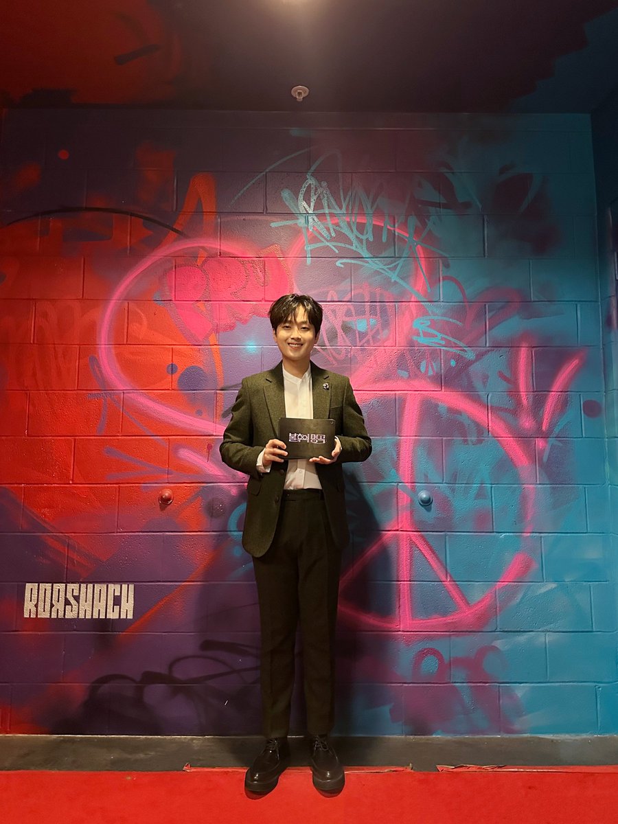 ChanWonOfficial's tweet photo. 📸 찬또그래퍼 📸

오늘은 <불후의 명곡>
미국 특집이 찾아갑니다!🇺🇸

촬영으로 미국에 벌써 두 번째 방문한!
미국물 먹은(?) 찬원을 만나러😆

모두 오후 6시 10분
KBS2로 찾아와 주실거죠?❤‍🔥

#이찬원 #LeeChanWon 
#불후의명곡 
#티엔엔터테인먼트 https://t.co/zLyeXXFo0I