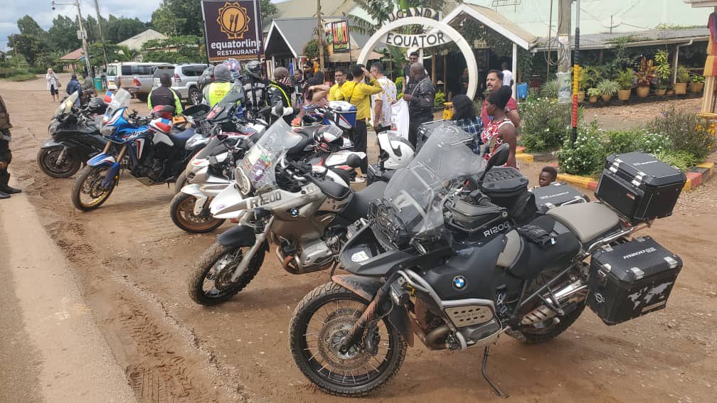 A trip to the South-Western part of Uganda is not complete without a stopover at the #Equator cross point in Kayabwe, Mpigi district.
Here you’ll find an array of activities you can undertake in a few minutes and continue with your trip.
#UBAKigaliRide23 #ExperienceUganda