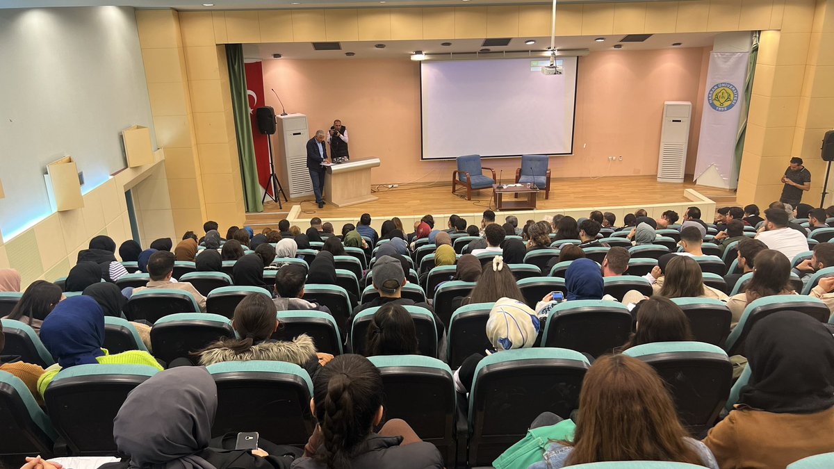 GNCILTKLB's tweet photo. Bugün Genç iletişimciler ve Gap coğrafya kulübü olarak Yöneticilerimiz ve üyelerimizle beraber büyük yönetmen
Ertugrul Karslıoğlu ile birlikte çok güzel bir söyleyişde bulunduk.Karslıoğlu çok  büyük başarılar elde ettiği Keçenin Teri Kendi Evinde adlı belgesel filmi ile ilgili https://t.co/cdSy1zJjM3